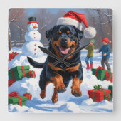 Rottweiler loopt in de sneeuw met kerst Pet Vierkante Klok (Voorkant)