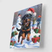 Rottweiler loopt in de sneeuw met kerst Pet Vierkante Klok (Hoek)