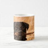 Rottweiler met een stok koffiemok (Center)