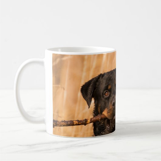Rottweiler met een stok koffiemok (Links)
