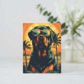 Rottweiler met zonnebril op het strand briefkaart (Staand voorkant)