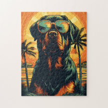 Rottweiler met zonnebril op het strand