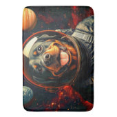 Rottweiler onderzoekt badmat (Voorkant Verticaal)