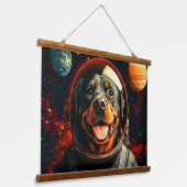 Rottweiler onderzoekt hangend wandkleed (Gebogen)