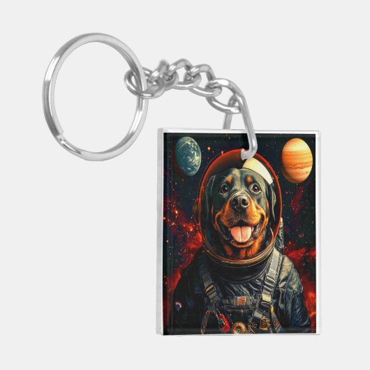 Rottweiler onderzoekt sleutelhanger (Voorkant Links)