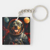 Rottweiler onderzoekt sleutelhanger (Achterkant)