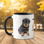 Rottweiler Puppy Dog Kisses Fix Alles Mok<br><div class="desc">"Rottweiler puppy kisses repareert alles" verklaart deze schattige mok voor de Rottie-eigenaar. Het afbeelding aan beide zijden is een portret van een schattige zwarte en tan Rottweiler puppy. De afbeeldingen en de tekst worden op een witte achtergrond geplaatst die met gouden confetti wordt besproeid.</div>