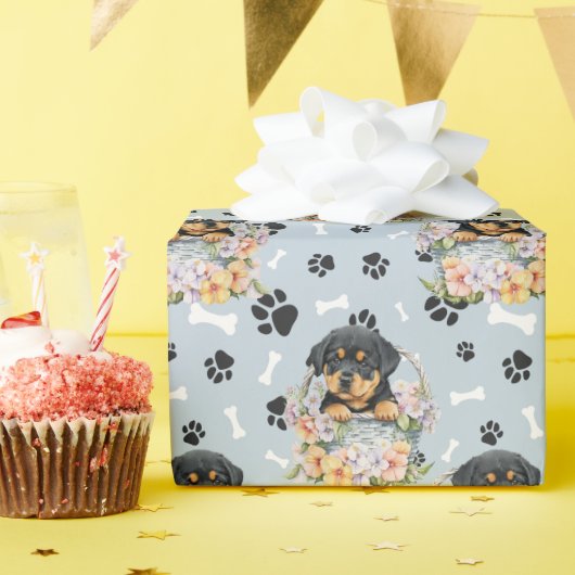 Rottweiler Puppy in Bloemen Basket Paw Print Cadeaupapier (Verjaardagsfeest)