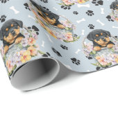 Rottweiler Puppy in Bloemen Basket Paw Print Cadeaupapier (Rol Hoek)