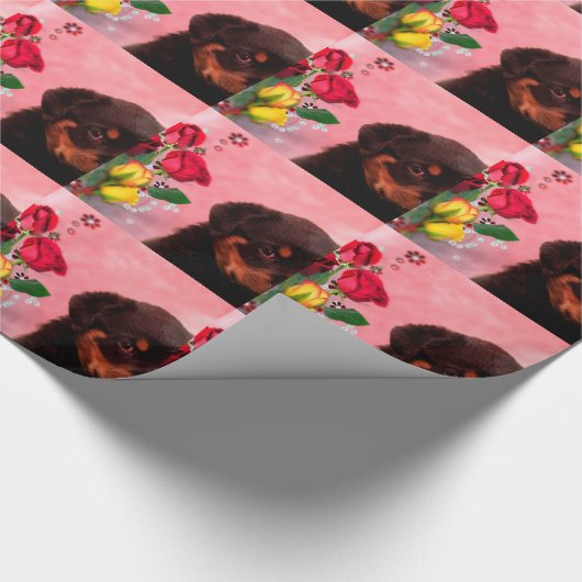 Rottweiler Puppy met Rode en Gele Bloemen Cadeaupapier (Hoek)