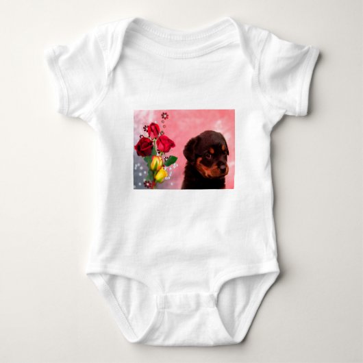 Rottweiler Puppy met Rode en Gele Bloemen Romper (Voorkant)