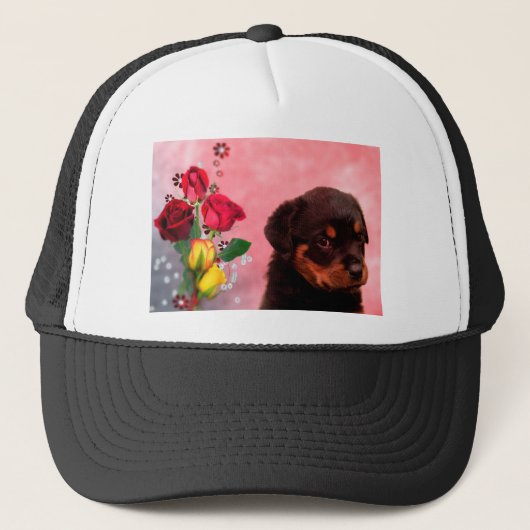 Rottweiler Puppy met Rode en Gele Bloemen Trucker Pet (Voorkant)