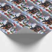 Rottweiler Rent in de Sneeuw met Kerstmuts Cadeaupapier (Hoek)