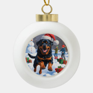 Rottweiler Rent in de Sneeuw met Kerstmuts Keramische Bal Ornament