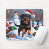 Rottweiler Rent in de Sneeuw met Kerstmuts Muismat (Met muis)