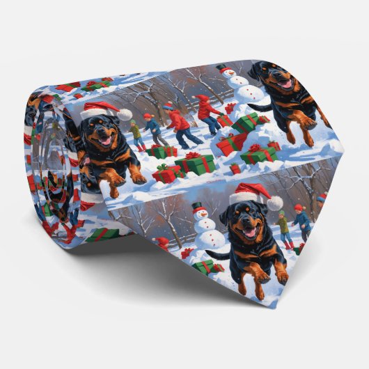 Rottweiler Rent in de Sneeuw met Kerstmuts Stropdas (Opgerold)