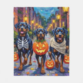Rottweiler Trick-or-Treating In Halloween Costumes Fleece Deken (Voorkant)