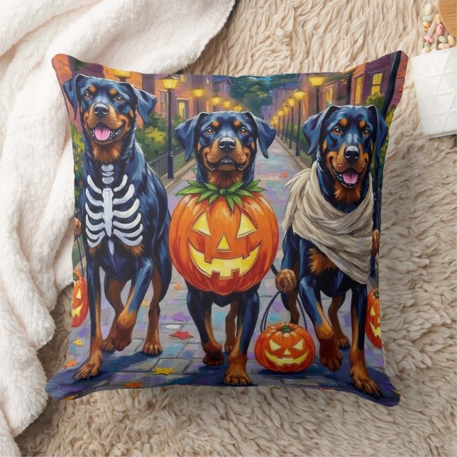 Rottweiler Trick-or-Treating In Halloween Costumes Kussen (Deken)