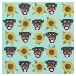 Rottweiler ziet zonnebloemen. stof