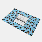 Rottweilers Draaien Dog l Monogram Achternaam Deurmat (Schuin)
