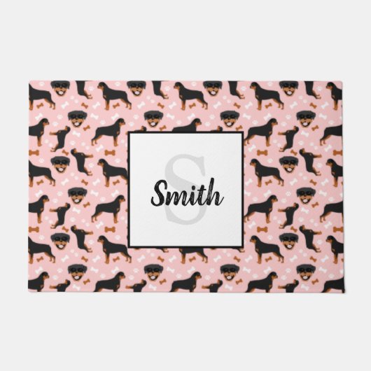 Rottweilers Draaien Dog l Monogram Achternaam Deurmat (Voorkant)