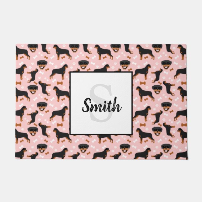 Rottweilers Draaien Dog l Monogram Achternaam Deurmat (Voorkant)
