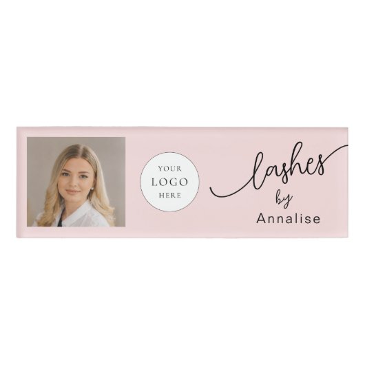 Rouge Roze Script Logo Foto Wimpers Artiest Naambadge (Voorkant)