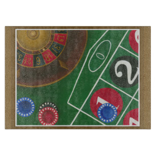 Roulette-tabel met chips en wiel snijplank