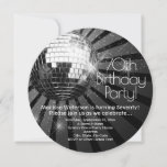 Round Disco Ball 70th Birthday Party Kaart<br><div class="desc">Black Circle Round Disco Ball 70th Birthday Party Invitation for men or women disco Queens! Denk aan de oude dagen. Ronde cirkelvormig verzoek. Mousserende zilverdisco-kogel met lichte en glitterige achtergrond in zwarte en witte kleur.</div>