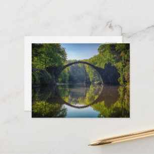 Round Grey Rock Bridge over een rivier in de Bosse Briefkaart