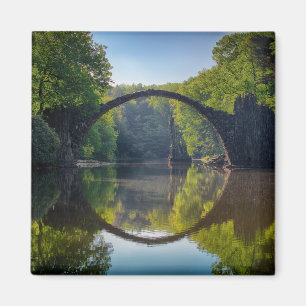 Round Grey Rock Bridge over een rivier in de Bosse Magneet