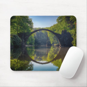 Round Grey Rock Bridge over een rivier in de Bosse Muismat