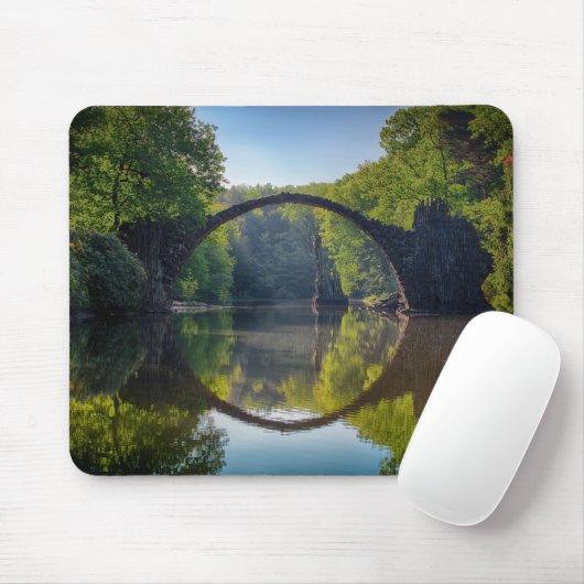 Round Grey Rock Bridge over een rivier in de Bosse Muismat (Met muis)