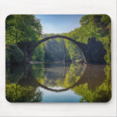 Round Grey Rock Bridge over een rivier in de Bosse Muismat (Voorkant)