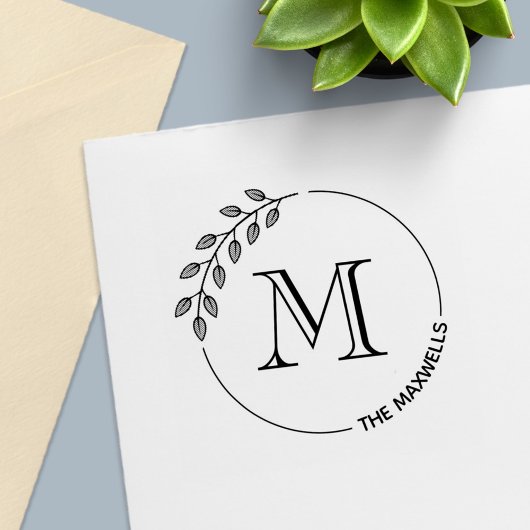 Round Leaves Wreath Monogram Initial Family Name Zelfinktende Stempel