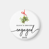 Round Mistletoe Engaged Magnet Keepsake (Voorkant)