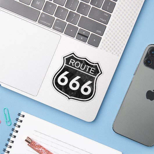Route 666 (zwart) sticker (Laptop met iPhone)