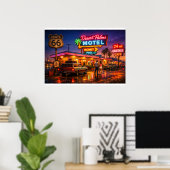 Route 66 Desert Palms Motel Gloeit Poster (Thuiskantoor)