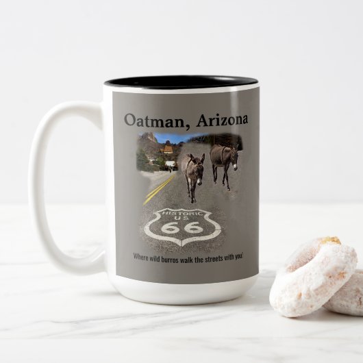 Route 66 Oatman Arizona Burros on the Street Tweekleurige Koffiemok (Met donut)