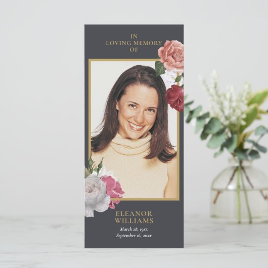 Rouwbord met bloemen voor herdenkingsfoto en gebed (Staand voorkant)