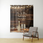 Rouwhouten vat lantaarns met champagne en baby's a wandkleed (In situ)