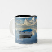 Row Boat op het water Tweekleurige Koffiemok (Voorkant links)