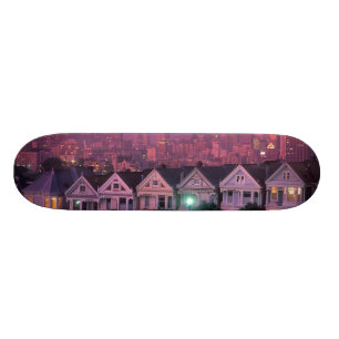 Row-huizen op zonsondergang in San Francisco Persoonlijk Skateboard