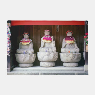 Row van Jizo monk standbeelden met bib en pet - Ja Deurmat