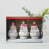 Row van Jizo monk standbeelden met bib en pet - Ja Kaart (Staand voorkant)