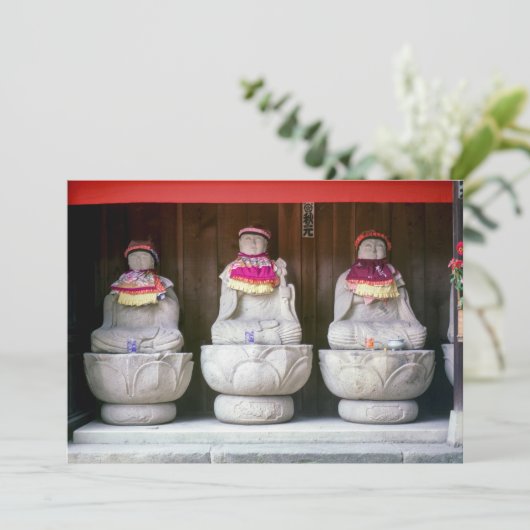 Row van Jizo monk standbeelden met bib en pet - Ja Kaart (Staand voorkant)