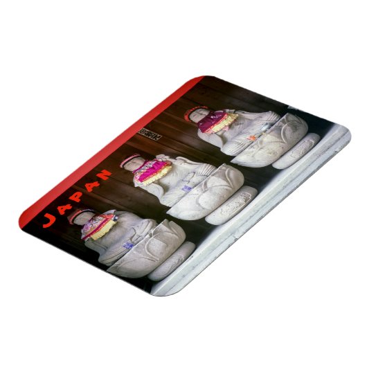 Row van Jizo monk standbeelden met bib en pet - Ja Magneet (Linkerzijde)