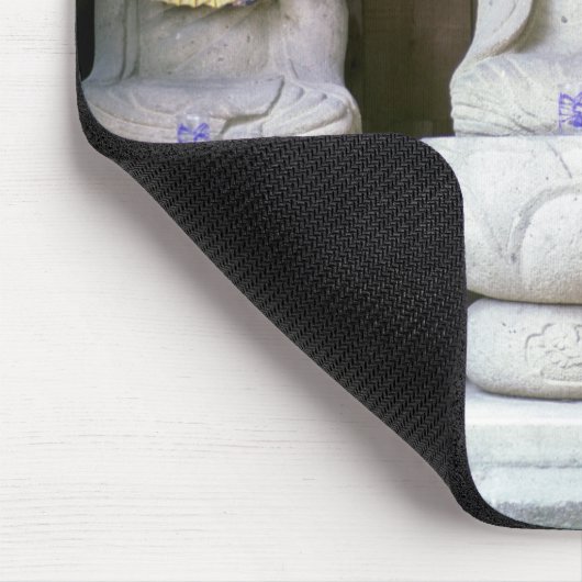 Row van Jizo monk standbeelden met bib en pet - Ja Muismat (Hoek)