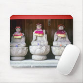 Row van Jizo monk standbeelden met bib en pet - Ja Muismat (Met muis)