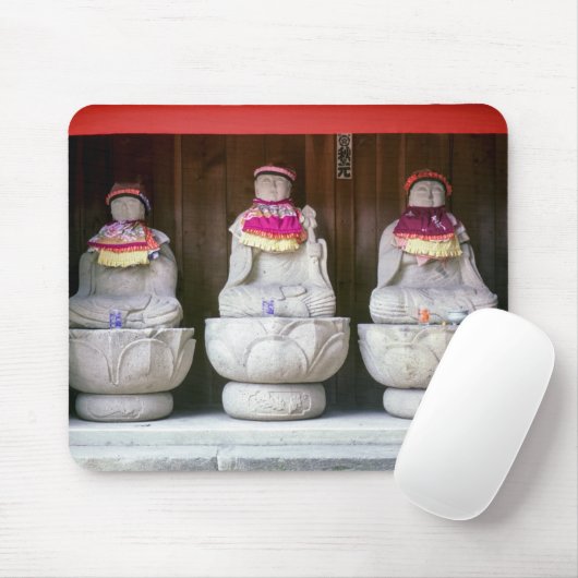 Row van Jizo monk standbeelden met bib en pet - Ja Muismat (Met muis)
